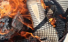 Có núi giày tỷ đô nhưng Adidas bán không được, bỏ cũng không xong: Uy quyền của dư luận khủng khiếp đến mức nào?