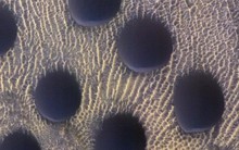 NASA công bố ảnh độc: Cánh đồng đĩa bay bí ẩn trên Sao Hỏa