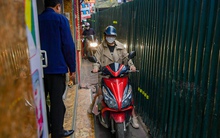 Người dân vất vả di chuyển trên đoạn đường chỉ hơn 1 m cả vỉa hè ở Hà Nội