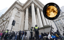 Không phải Rolex hay Patek Philippe, đồng hồ giá vài triệu đồng vẫn được "dân chơi" sừng sỏ để mắt: Bất chấp thời lạnh 3 độ, xếp hàng thâu đêm để mua