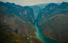 Ngắm "dải lụa xanh ngọc" dưới hẻm vực sâu nhất Đông Nam Á