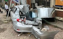 Cuộn thép hàng chục tấn rơi xuống đường đè bẹp ô tô con, người dân kinh hãi