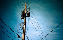 Mỹ: Cuộc chiến xây dựng hệ thống Internet 60 tỷ USD khiến các công ty đánh nhau ‘vỡ đầu chảy máu’ vì... cái cột điện