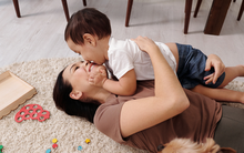 Thức dậy mẹ đã đi, ngủ rồi mẹ mới về - Có bao giờ bạn tự hỏi các con có muốn cuộc sống như thế?