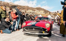 Trong đúng 2 ngày, một địa chỉ bất ngờ "lột xác" thành chốn gặp gỡ của giới siêu giàu, "lác mắt" với loạt xe hiếm có tiền cũng không mua được