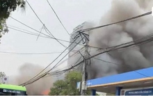 Cháy ngùn ngụt nhà kho cạnh cây xăng ở Hà Nội