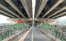 Cầu vòm thép vượt hồ Linh Đàm vắng xe qua lại