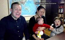 Bé gái từng nổi tiếng toàn cầu vì “phá” bố siêu đáng yêu trên sóng truyền hình trực tiếp sau 6 năm đã lớn và thay đổi đến thế nào?