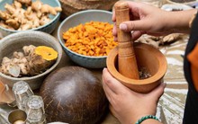 Thức uống 1.300 năm tuổi "sống lại" ở Indonesia: Đến tổng thống cũng tự pha hàng ngày để uống, nguyên liệu dễ tìm ngay tại Việt Nam