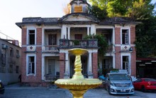 Vì sao Hong Kong có giá nhà ‘cắt cổ’, 23 tỷ đồng/ chỗ đỗ xe nhưng lại cực nhiều BĐS hạng sang hoang tàn như phế tích?