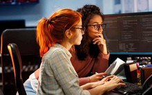 Nghiên cứu: Phụ nữ độc thân giàu hơn, có khả năng sở hữu nhà cao hơn đàn ông độc thân