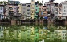 Người dân Hà Nội và TP.HCM cần "cày cuốc" 169 năm mới mua được nhà mặt phố và hơn 20 năm để mua chung cư