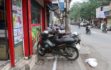 Bi hài cảnh sinh hoạt 1 mét vỉa hè chia đôi của người dân Hà Nội