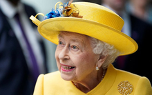 Chiêm ngưỡng bộ bát đĩa tráng miệng dát vàng được đem đi bán đấu giá của Nữ Hoàng Elizabeth II: Trị giá hơn 500.000 USD, mang dấu ấn lịch sử nhân loại có 1-0-2