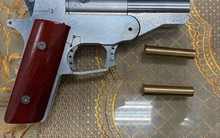 An ninh sân bay phát hiện hàng nóng khi soi chiếu hàng hóa