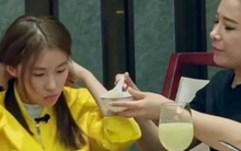 Cô gái 16 tuổi ăn cơm phải có người đút, mỗi ngày tiêu hơn 30 triệu đồng: Bố mẹ cho về quê sống, chỉ 1 tháng đã lột xác bất ngờ