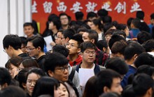 Tự nhốt mình trong phòng, thậm chí nhập viện vì học quá nhiều, sinh viên Trung Quốc đang phải đối mặt với một kỳ thi khó hơn cả "Gaokao"