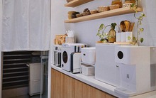 Căn bếp màu trắng rộng 7m2 theo phong cách tối giản nhưng không tẻ nhạt