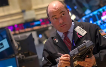 Một chỉ báo cho thấy suy thoái đang đến rất gần, nhưng nhiều chuyên gia cho rằng chưa đến lúc ‘buông bỏ’ cổ phiếu