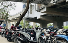 Bãi trông xe tự phát, thu 20.000 đồng một vé xé máy trước Vườn thú Hà Nội