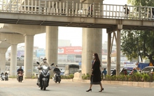 Cầu vượt bộ hành bỏ không, người đi bộ bất chấp nguy hiểm sang đường