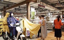 Nỗ lực lấy lòng khách Việt của các nhà bán lẻ Nhật: MUJI bán áo mưa tiện dụng khi đi xe máy, Uniqlo đưa thương hiệu Việt lên áo phông