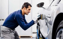 Hoá ra đây là một phần lý do người ta hay kéo phanh tay khi dừng gần siêu xe: Sơn vài chiếc Bugatti tốn thời gian bằng sơn hàng nghìn chiếc ô tô thông thường