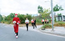 Độc lạ phong cách rước dâu của cầu thủ 'khủng long' cao 2,03m, diện giày thi đấu bóng rổ cực ngầu