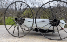 Các hãng cố gắng làm công nghệ chống lật xe thì chủ chiếc Tesla này tự lộn ngược lại để đi, bánh xe tự chế cao bằng cả căn nhà