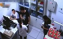 "Con chị lấy trộm đồ, phải lục soát" - Bà mẹ nói một câu, nhân viên siêu thị lập tức thay đổi thái độ