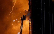 Cao ốc biểu tượng bến cảng Hồng Kông chìm trong biển lửa