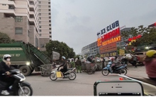 Xe thu gom rác hoạt động trong giờ cấm, xe tập kết rác chiếm dụng, lòng lề đường