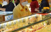 Vàng giảm nhẹ, chờ đà bứt phá?