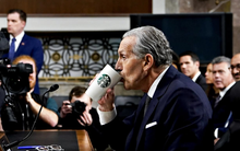 Bị gọi là tỷ phú, Cựu CEO Starbucks Howard Schultz tức giận: Đấy là tiền của tôi, chẳng ai cho không tôi cả