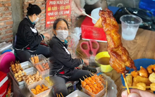 Bà mẹ bán xiên vỉa hè Hà Nội được đồn là "đại gia ngầm", nghỉ hẳn 5 tháng đi du lịch Châu Âu, thực hư ra sao?