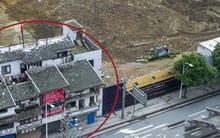 Ngôi nhà 80m2 siêu "cứng đầu" ở Trung Quốc: Gia chủ nghỉ việc, lắp hẳn 18 camera, nuôi 4 con chó để theo dõi, chỉ rời đi khi được bồi thường thỏa đáng