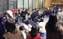 Phụ huynh tiếp tục tranh luận vụ 'xếp hàng đến đêm mua hồ sơ vào lớp 1'