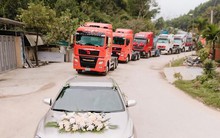 Chú rể Hà Tĩnh 'chơi lớn' rước dâu bằng 20 xe container
