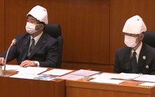 Chuyện hi hữu: Đại biểu dự hội nghị ở Nhật Bản phải đội mũ bảo hiểm phòng chống thiên tai vì... sợ trần nhà rơi vào đầu