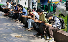 Ngán ngẩm với cảnh người dân "dán mắt" vào điện thoại, ngôi làng ra lệnh giờ giới nghiêm dùng thiết bị điện tử, ai vi phạm sẽ bị tăng thuế