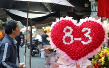 Chợ hoa lớn nhất TP.HCM nườm nượp khách dù giá tăng gấp 4 lần dịp 8/3