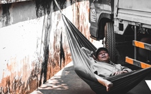 Tài xế mắc võng ngủ 2 đêm mệt mỏi chờ đăng kiểm