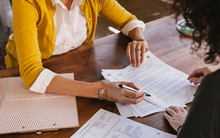 Có nên so sánh mua bảo hiểm nhân thọ với gửi tiết kiệm ngân hàng?