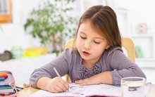 Không đòn roi, cha mẹ vẫn 'trị' được khi con nói 'con không muốn làm bài tập'