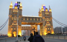 Những công trình 'nhái' kỳ quái ở Trung Quốc: Tháp Eiffel, Cầu tháp London hay Tượng nhân sư khổng lồ... đều có