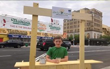 Tài không đợi tuổi: Cậu bé 8 tuổi vay ngân hàng 5.000 USD khởi nghiệp với ly nước chanh, thuê "bạn bè" bán hàng, 10 tuổi thành công chốt deal tiền tỷ trong Shark Tank