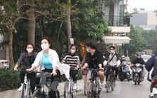 Dịch vụ cho thuê xe đạp ở hồ Tây 'vào mùa', kiếm tiền triệu mỗi ngày