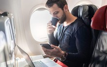 Lý do thật sự khiến bạn phải bật chế độ máy bay trên chuyến bay hoàn toàn không như bạn nghĩ
