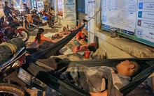 Người dân TP.HCM thức trắng đêm chờ rút bảo hiểm xã hội một lần