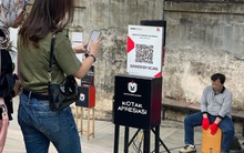 Người hát rong ven đường tại Indonesia sử dụng mã QR để nhận "tiền tip"